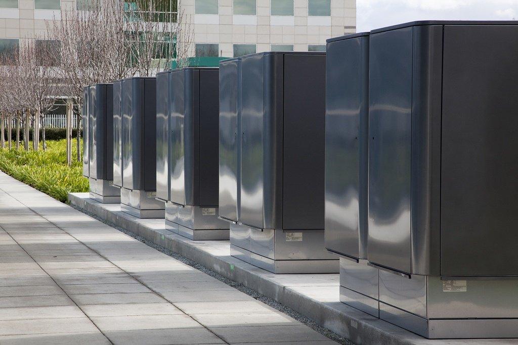 Rangée d'Energy Servers Bloom Energy installés sur un site industriel