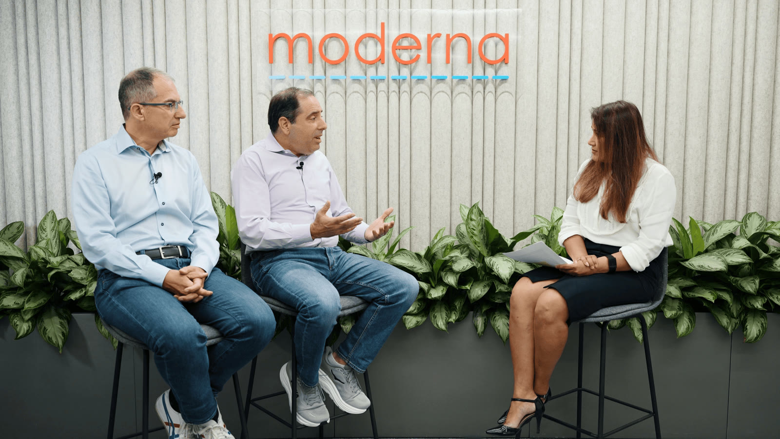 Stéphane Bancel, directeur général de Moderna, et David Berman, directeur du développement, interviewés au siège de Moderna le jour de l'annonce des résultats de phase 3